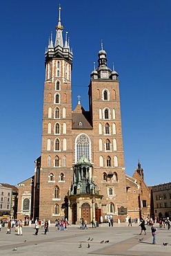 St Mary's Church on the Rynek, Krakow Market Square, UNESCO World Heritage Site, Poland, Europe