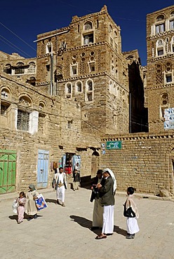 Yemenite men in the historic city centre of Thula, Yemen, Arabia, Arab peninsula, the Middle East