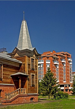 Old Sibirian Building used as Museum in the background modern Block of Flats, Omsk, Sibiria, Russia, GUS, Europe,