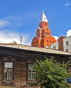 Old wooden Busines and Flat Block Downtown in the back modern Skyscraper, Omsk at the Rivers of Irtisch and Omka, Omsk, Sibiria, Russia, GUS, Europe,