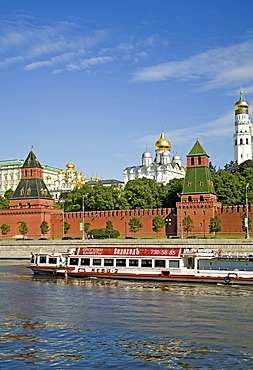 Kreml Wall, Tajnikij Tower, Nameless Tower with Cathedral of Mary Annunciation and Archangel Michael Cathedral, Moscow, Russia, East Europe, Europe