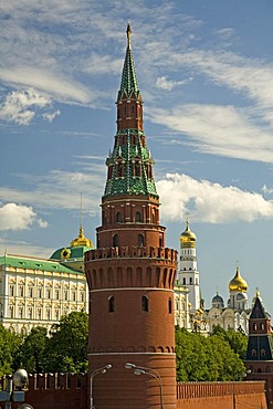 The Kreml Wall with Water raising Tower or Sviblov Tower and Archangel Michaels Cathedral, Moscow, Russia, East Europe, Europe