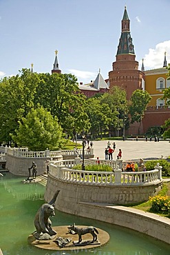 Park in Alexander Garden and the Kreml at the Maneschnaja road, Moscow, Russia, East Europe, Europe