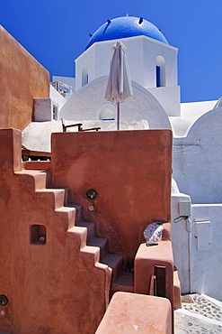 Inner courtyard with stairs, domed church, typical Cycladic architectural style, Oia, Ia, Santorini, Cyclades, Greece, Europe