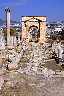 Cardo Maximus (main street) with triumphal arch, Jerash, the ancient Gerasa, Jordan