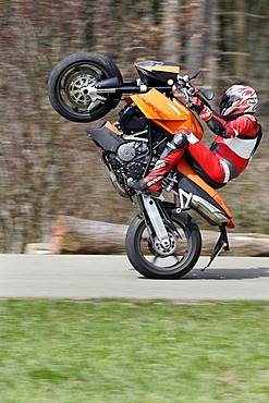 KTM Super Duke, Wheelie