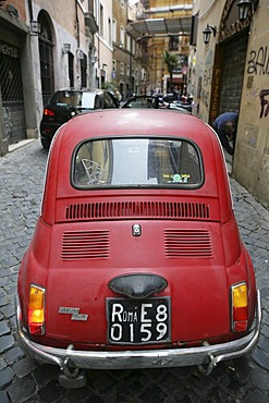 ITA, Italy, Rome : Old Fiat 500, Cinquecento, in a narrow lane in Trastevere. |