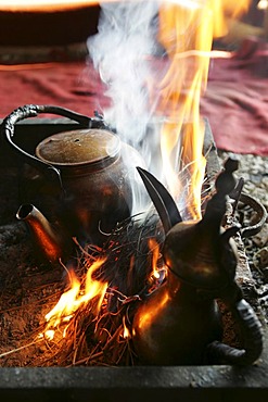 JOR, Jordan : Traditonal way of making turkish coffee and tea, in a beduin tent beside the desert castle Qusair Amra. |