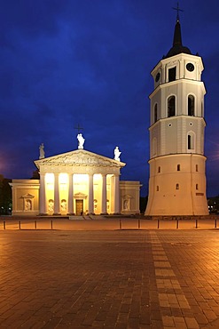 Illuminated St. Stanislaus Cathedral with detached bell tower, Varpine, Cathedral Square, Vilnius, Lithuania, Baltic States, Northeastern Europe