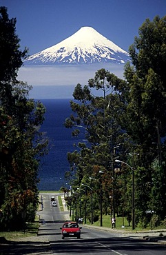 CHL, Chile: the volcano Osorno, Lake Llanquihue near Llanquihue.