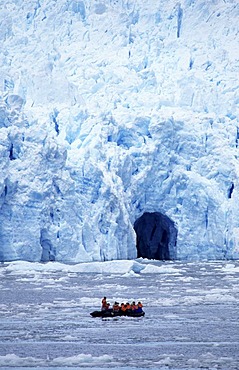 CHL, Chile, Patagonia: "Patagonia Connection". Rubber dinghy tour, Laguna San Rafael.