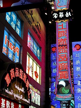 CHN, China, Shanghai: The city that never sleeps: neons in Shanghai's city center.