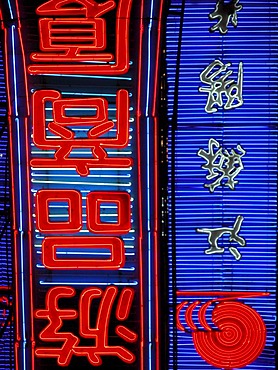 CHN, China, Shanghai: The city that never sleeps: neons in Shanghai's city center.