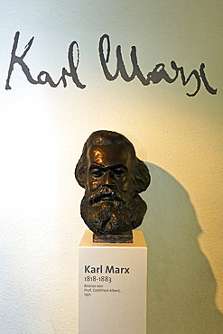 Karl Marx bronze sculpture, birthplace museum, Trier, Rhineland-Palatinate, Germany