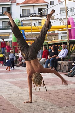 Acrobat handstand - La Playa in Valle Gran Grey - La Gomera