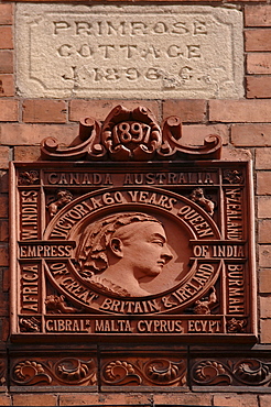 Plaque commemorating Queen Victoria's 60th birthday, house facade in Atherstone, Warwickshire, West Midlands, England, Europe