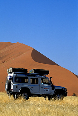 Land Rover in front of Dune 49, Sossusvlei, Namib-Naukluft National Park, Namibia, Africa