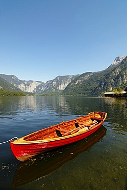 Rowboat at the Hallstaetter Lake, Hallstatt, Salzkammergut, Upper Austria, Austria