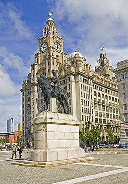 Liverpool, GBR, 22. Aug. 2005 - Royal Liver Building with a statue of Edward VII. in front at Liverpool harbour.