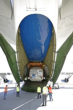 Munich, GER, August 30th 2005 - Freight is liftet on board of an Antonov 124 on Airport Munich. The AN 124 is the second largest air freighter in the world.