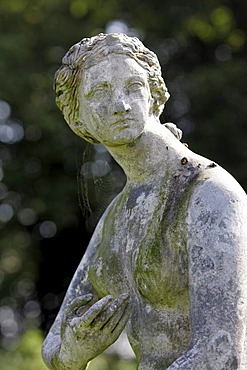 York, GBR, 17. August 2005 - Figure of Venus de Medici in the Walled Garden of Castle Howard nearby York.