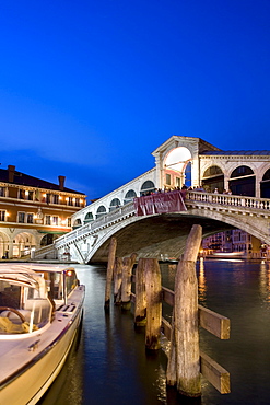 Boat in front of the Rialto Bridge, Canal Grande, Venice, Veneto, Italy, Europe