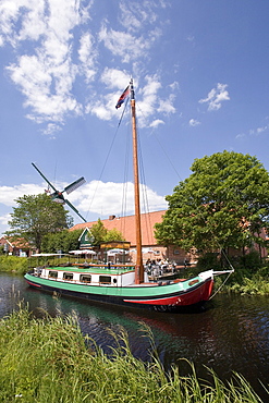 Cutter, Muehlenhof on the Grossefehnkanal Canal, Ostgrossefehn, East Frisia, Lower Saxony, Germany, Europe