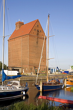 Warehouse on the harbour, boats, Baltic Sea, Mecklenburg-Western Pomerania, Germany, Europe