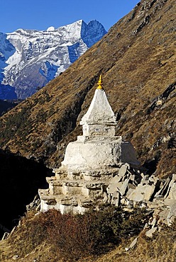 Historic stupa near Pangboche with Kongde Ri (6187), Khumbu Himal, Sagarmatha National Park, Nepal