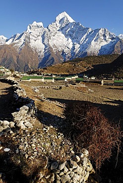 Sherpa village Khumjung with Thamserku (6608), Sagarmatha National Park, Khumbu, Nepal