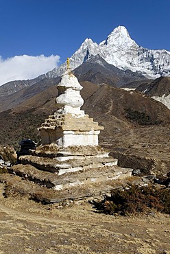 Historic stupa at Pangboche with Ama Dablam (6856), Khumbu Himal, Sagarmatha National Park, Nepal