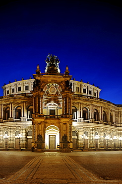 Semperoper, Dresden's Opera House at dusk, Dresden, Saxonia, Deuschland, Europe