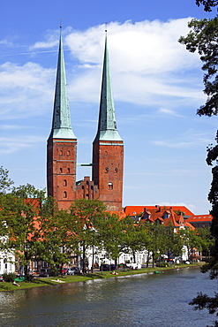 Luebecker Cathedral behind the Trave River, historic centre of Luebeck, UNESCO World Heritage Site, hanseatic city of Luebeck, Schleswig-Holstein, Germany, Europe