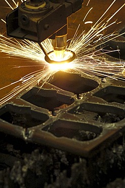 Bulky plate treatment - cutting with a cutting torch. Mechanical manufacturing.