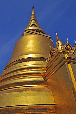 Golden Chedi (Phra Sri Ratana) in Wat Phra Kaeo Grand Palace (Temple of the Emerald Buddha), Bangkok, Thailand, Southeast Asia, Asia