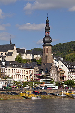 Moselle river and Catholic parish church of St. Martin, Cochem, Moselle, Rhineland-Palatinate, Germany, Europe, PublicGround