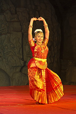 Dancer at a performance during the annual dance festival in Mahabalipuram, Tamil Nadu, India, Asia