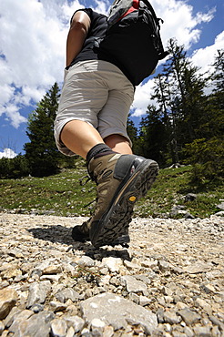 Young woman hiking, climb to Plumsjoch in the Karwendel Mountains, Rissbachtal, Tyrol, Austria, Europe