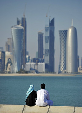 Couple on corniche, promenade, skyline of Doha, Qatar, Persian Gulf, Middle East, Asia