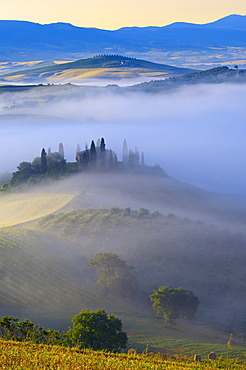 The Belvedere farm at dawn, morning fog, Val d'Orcia, Orcia Valley, UNESCO World Heritage Site, Siena Province, Tuscany, Italy, Europe