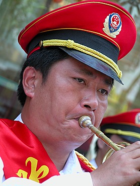 CHN, China, Shanghai: Marching band in the city center.