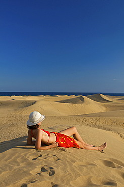 Woman in front of sand dunes of Maspalomas, Gran Canaria, Canary Islands, Spain