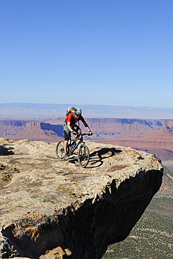 Mountain biker, Porcupine Rim Trail, Castle Valley, Moab, Utah, USA