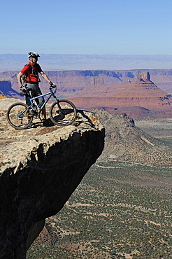 Mountain biker, Porcupine Rim Trail, Castle Valley, Moab, Utah, USA