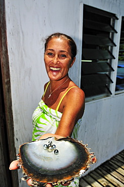 Woman with pearls, Tauahei pearl farm, Raiatea or Ra'iatea, Leeward Islands, Society Islands, French Polynesia, Pacific Ocean