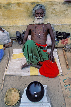 Sadhu with a white beard and a begging bowl, Ramanathaswami Temple, Rameshwaram or Ramesvaram, Tamil Nadu, South India, India, Asia