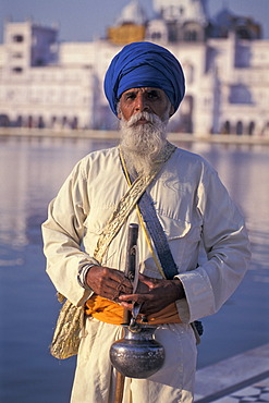 Devout Sikh with a blue turban at Amrit Sagar, Ocean of Nectar, Golden Temple, Amritsar, Punjab, North India, India, Asia