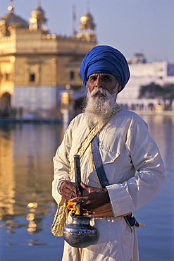 Devout Sikh with a blue turban at Amrit Sagar, Ocean of Nectar, Golden Temple, Amritsar, Punjab, North India, India, Asia