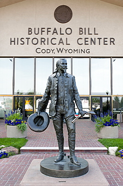 Wild West, statue and main entrance of Buffalo Bill Historical Center, historical museum, Cody, Wyoming, USA, United States of America, North America