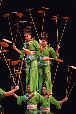 Chinese artists juggling dishes